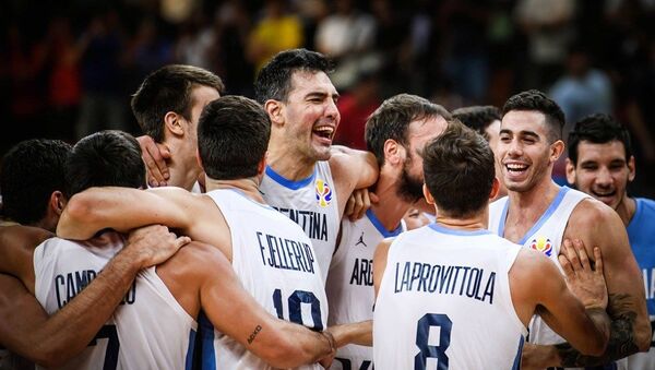 Репрезентативци Аргентине прослављају победу над Србијом и пласман у полуфинале - Sputnik Србија
