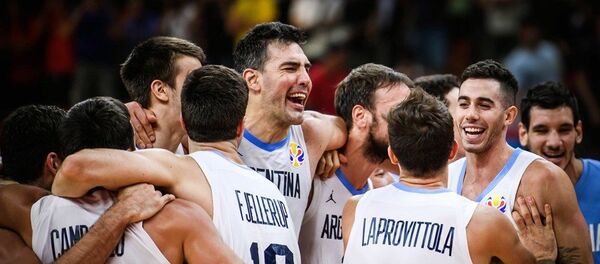 Репрезентативци Аргентине прослављају победу над Србијом и пласман у полуфинале Репрезентативци Аргентине прослављају победу над Србијом и пласман у полуфинале - Sputnik Србија