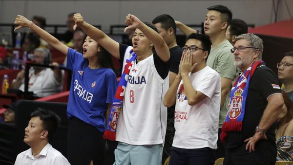 Navijači Srbije u Vuhanu, Kina, tokom utakmice protiv Španije. - Sputnik Srbija