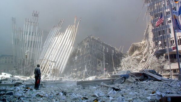 Čovek na ruševinama Svetskog trgovinskog centra u Njujorku nakon terorističkog napada 11. septembra 2001. godine. - Sputnik Srbija