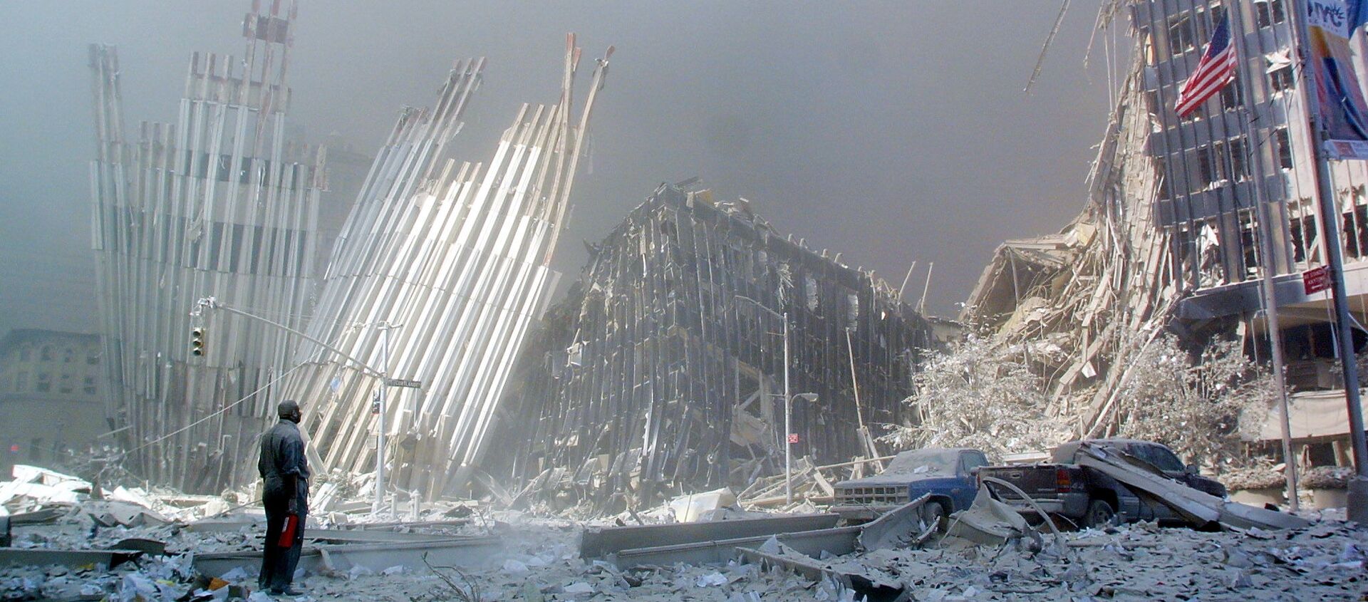 Човек на рушевинама Светског трговинског центра у Њујорку након терористичког напада 11. септембра 2001. године. - Sputnik Србија, 1920, 14.09.2019