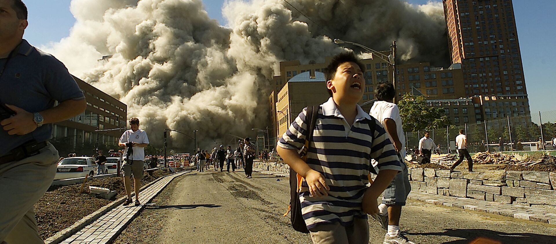 Ljudi beže iz Svetskog trgovinskog centra nakon što je napadnut 11. septembra 2001. godine. - Sputnik Srbija, 1920, 12.09.2019