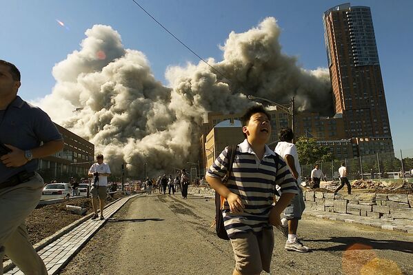 Људи беже из Светског трговинског центра након што је нападнут 11. септембра 2001. године. - Sputnik Србија