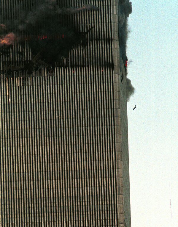 Мушкарац који је пао са куле Светског трговинског центра после терористичког напада 11. септембра 2001. године. - Sputnik Србија