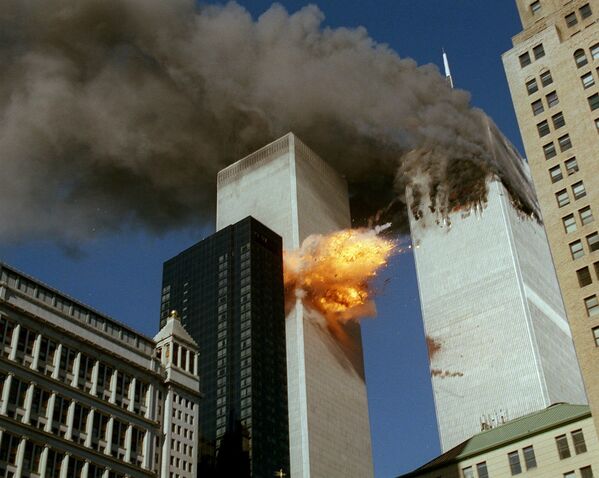 Momenat uništenja kula Svetskog trgovinskog centra u terorističkom napadu 11. septembra u Njujorku. - Sputnik Srbija