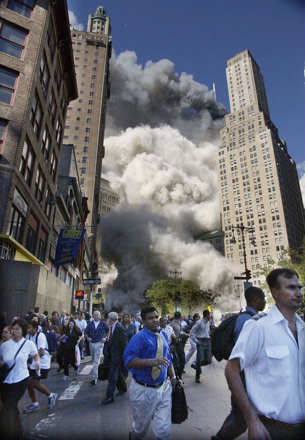 Људи испред Светског трговинског центра током рушења Јужног торња у Њујорку, 11. септембра 2001. - Sputnik Србија