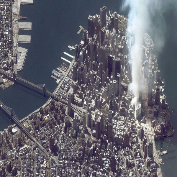 Сателитски поглед на Светски трговински центар после напада 11. септембра 2001. године. - Sputnik Србија