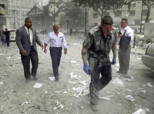 Ljudi u Njujorku nakon što su se tornjevi Svetskog trgovinskog centra srušili u terorističkom napadu 11. septembra 2001. godine. - Sputnik Srbija