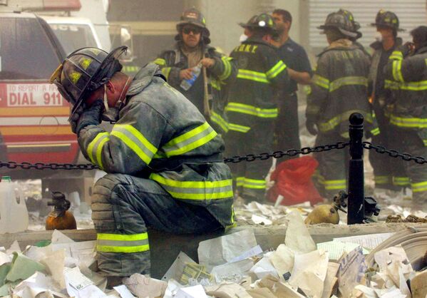 Vatrogasac plače u blizini Svetskog trgovinskog centra u Njujorku, koji je napadnut 11. septembra 2001. godine. - Sputnik Srbija