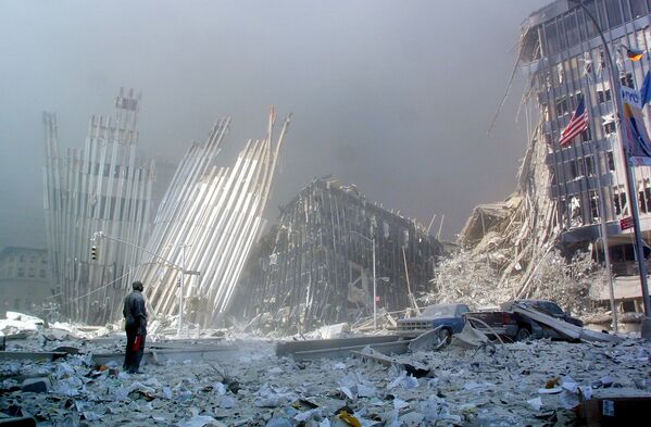 Човек у рушевинама после рушења прве куле Светског трговинског центра 11. септембра 2001. у Њујорку. - Sputnik Србија