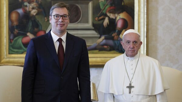 Srpski predsednik Aleksandar Vučić sa papom Franjom prilikom posete Vatikanu. - Sputnik Srbija