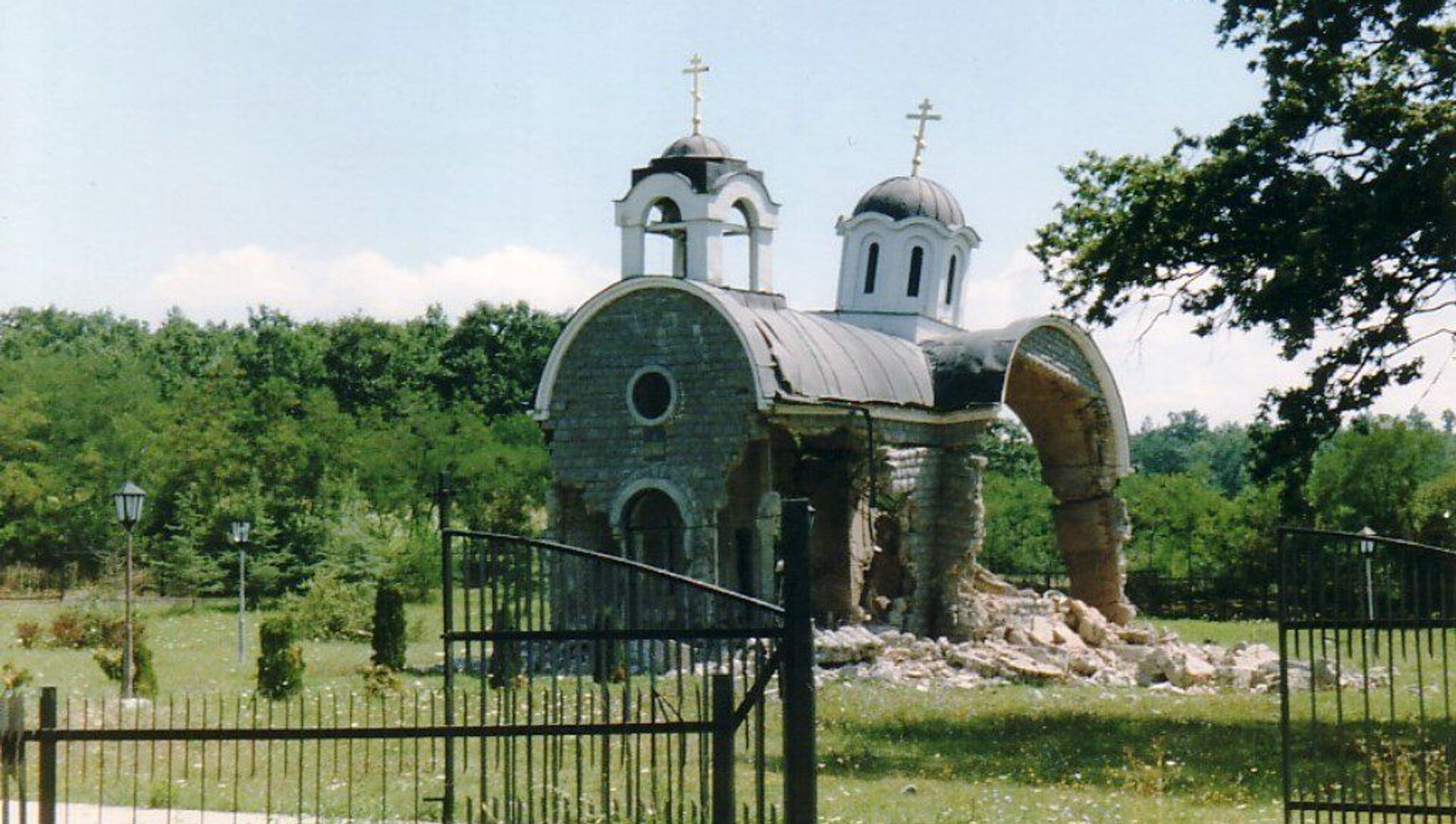 Crkva Svete Trojice u Petriću na Kosmetu uništena u avgustu 1999. - Sputnik Srbija, 1920, 25.05.2021