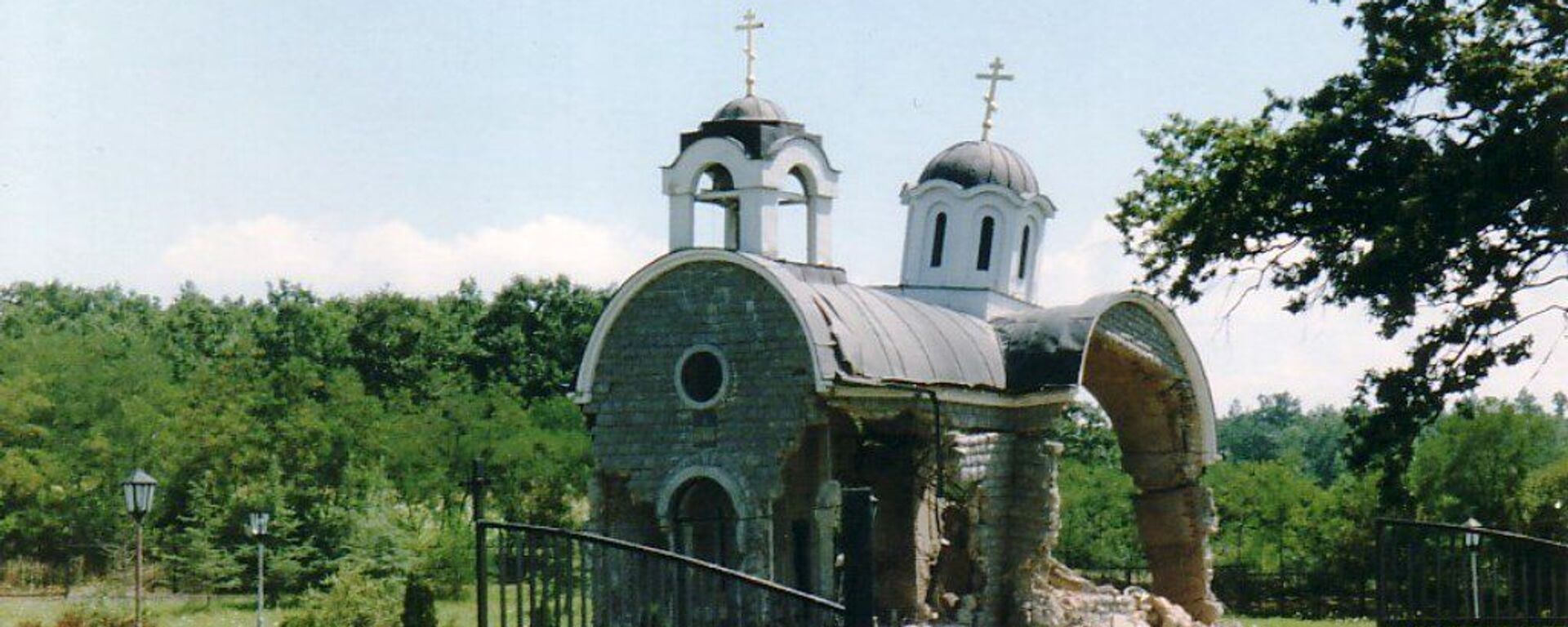 Црква Свете Тројице у Петрићу на Космету уништена у августу 1999. - Sputnik Србија, 1920, 25.05.2021