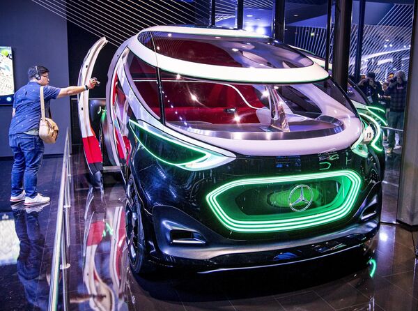 Посетилац фотографише концепт-кар Mercedes Vision Urbanatic  на међународном салону аутомобила у Франкфурту - Sputnik Србија