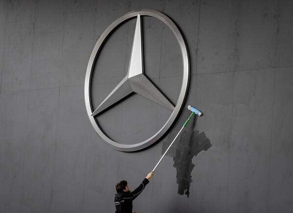 Radnik čisti logo kompanije „Mercedes“ na međunarodnom salonu automobila u Frankfurtu - Sputnik Srbija