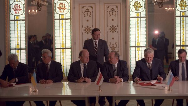 Predsednik RSFSR Boris Jeljcin, predsednik Belorusije Stanislav Šuškevič i predsednik Ukrajine Leonid Kravčuk na potpisivanju Sporazuma o stvaranju Zajednice Nezavisnih Država 8. decembra 1991. - Sputnik Srbija