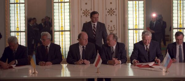 Председник РСФСР Борис Јељцин, председник Белорусије Станислав Шушкевич и председник Украјине Леонид Кравчук на потписивању Споразума о стварању Заједнице Независних Држава 8. децембра 1991. - Sputnik Србија