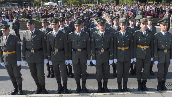 Промоција официра: Најбољима уручене сабље, „мигови“ грмели над Београдом (видео, фото) Промоција официра: Најбољима уручене сабље, „мигови“ грмели над Београдом (видео, фото) - Sputnik Србија