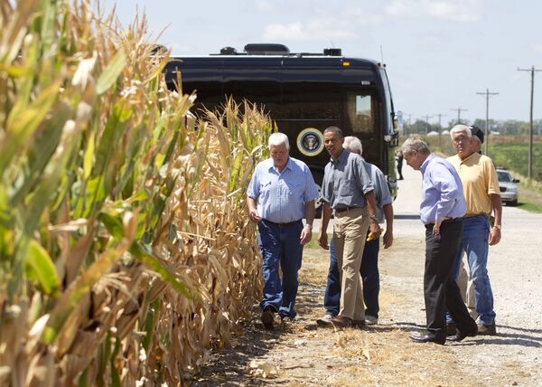 Бивши председник CАД Барак Обама и бивши министар пољопривреде Том Вилсек на фарми у долини Мисурија. - Sputnik Србија