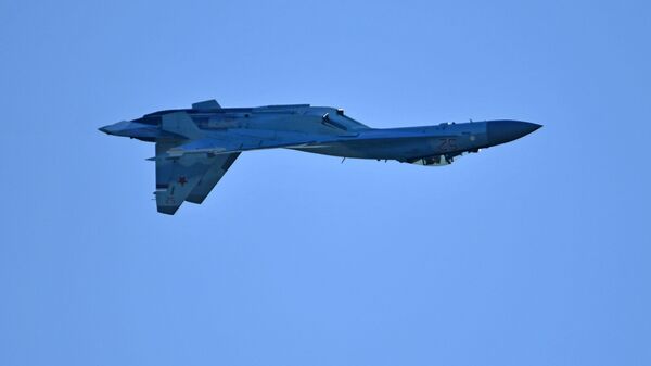 Руски вишенаменски ловац Су-35 изводи акробације - Sputnik Србија