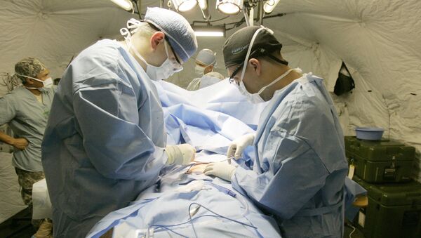 Hirurzi tokom operacije - Sputnik Srbija