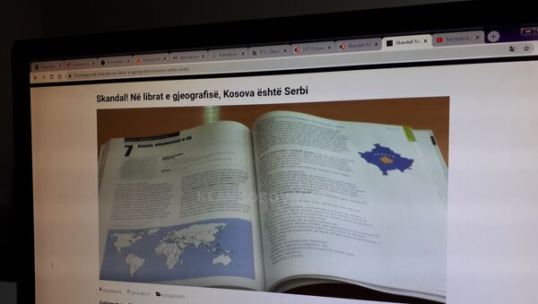 Priština: Albanski udžbenici  za osnovnu školu u kojima je na mapama država Kosovo u sastavu Republike Srbije   - Sputnik Srbija