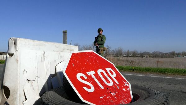 Vojnik na kontrolnom punktu kod sela Aleksandrovka u Donjeckoj oblasti - Sputnik Srbija