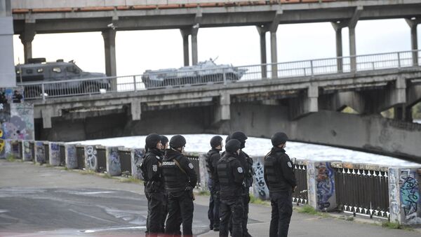 Украјинска полиција и оклопна возила на мосту Метро у Кијеву - Sputnik Србија