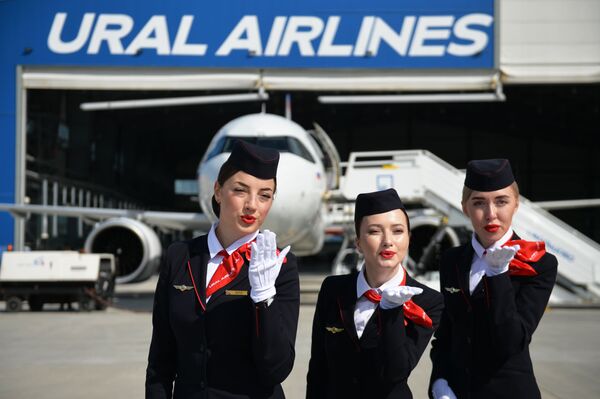 Stjuardese poziraju za fotografiju na aerodromu Kolcovo u Jekaterinburgu tokom predstavljanja novog aviona „Erba00s A320 neo“ koji je kupio „Ural erlajns“. - Sputnik Srbija