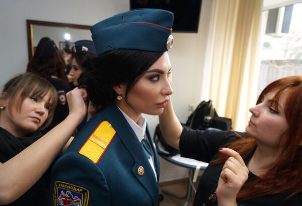 Dama učestvuje u petom godišnjem takmičenju „Lepota u uniformi“. - Sputnik Srbija