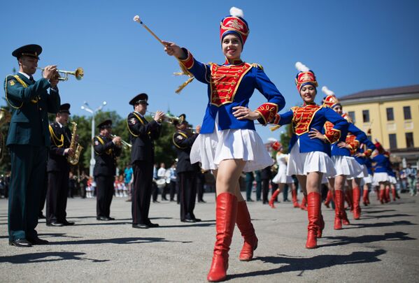 Dame koje učestvuju u paradi orkestara u Ufi tokom proslava Dana grada i Rusije. - Sputnik Srbija