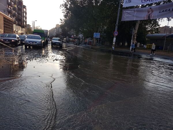 Поплава у центру Београда, пукла водоводна цев, санација квара до поноћи (фото, видео) Поплава у центру Београда, пукла водоводна цев, санација квара до поноћи (фото, видео) - Sputnik Србија