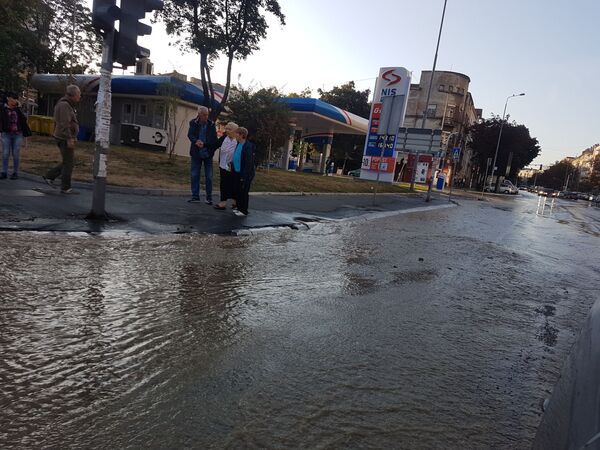 Поплава у центру Београда, пукла водоводна цев, санација квара до поноћи (фото, видео) Поплава у центру Београда, пукла водоводна цев, санација квара до поноћи (фото, видео) - Sputnik Србија