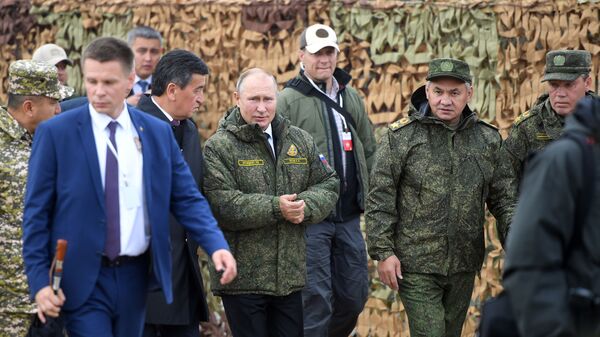 Владимир Путин у посети Централног војног округа - Sputnik Србија