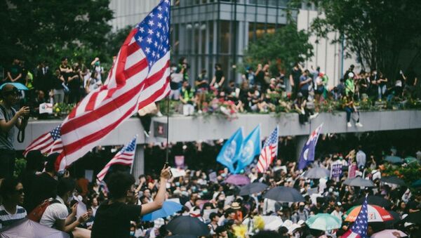 Демонстранти са америчким заставама у Хонгконгу - Sputnik Србија