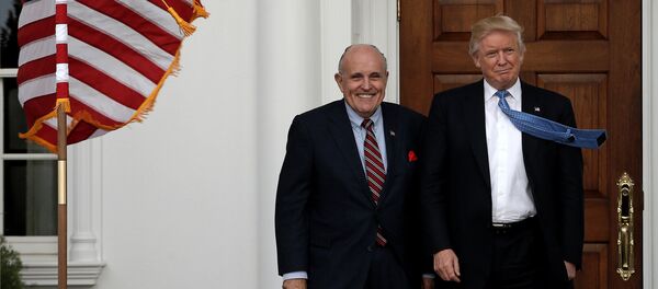 Predsednik SAD Donald Tramp sa bivšim gradonačelnikom Njujorka Rudolfom Đulijanijem u Nju Džerziju - Sputnik Srbija