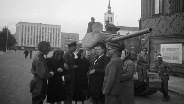Stanovnici Taljina razgovaraju sa sovjetskim tenkistima koji su oslobodili grad - Sputnik Srbija