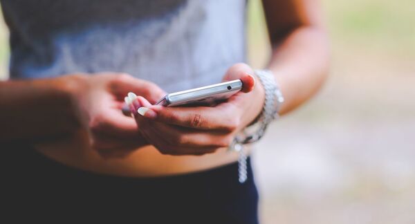 Шта треба да знате ако купујете нови мобилни телефон - Sputnik Србија