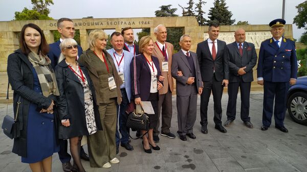 Organizatori „Besmrtnog puka“ položili venac na Spomenik oslobodiocima Beograda (video) - Sputnik Srbija