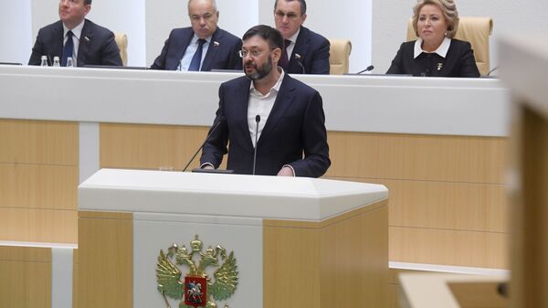 Уредник портала РИА Новости Украјина Кирил Вишински говори у Савету Федерације Русије - Sputnik Србија