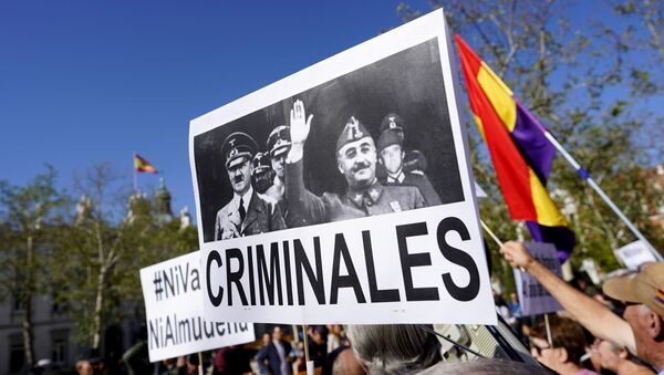 Demonstracije u Madridu. Na transparentu je prikazan Franko u društvu Hitlera. Ispod fotografije piše Kriminalci. - Sputnik Srbija