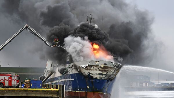 Руски рибарски брод у пламену у Норвешкој - Sputnik Србија