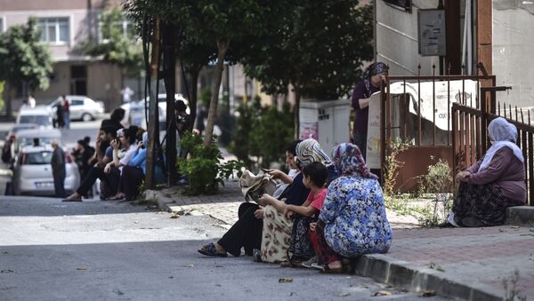 Људи у страху од земљотреса изашли на улице Истанбула - Sputnik Србија