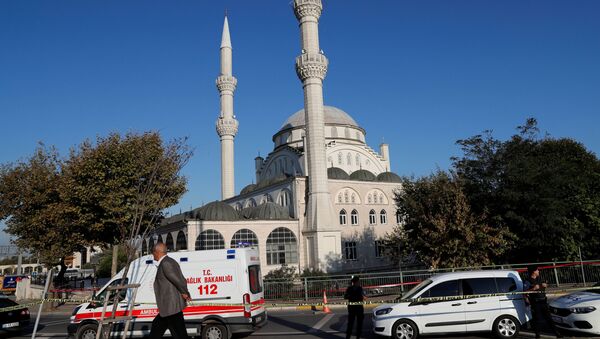 Policijska vozila ispred džamije čiji se minaret srušio u zemljotresu u Turskoj - Sputnik Srbija