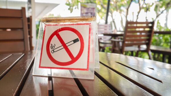 Знак за забрањено пушење у кафићу - Sputnik Србија