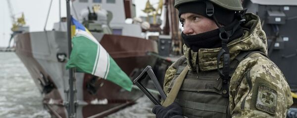 Ukrajinski vojnik na patrolnom brodu u Mariupolju - Sputnik Srbija
