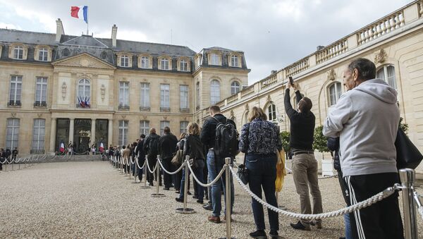 Људи чекају у реду испред Јелисејске палате како би се уписали у књигу жалости поводом смрти бившег француског председника Жака Ширака - Sputnik Србија