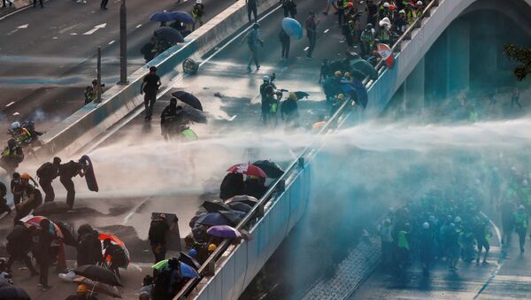 Demonstranti pored Vladinog kompleksa u Hongkongu  - Sputnik Srbija