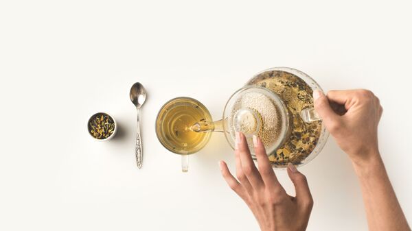 Čajnik sa zelenim čajem - Sputnik Srbija