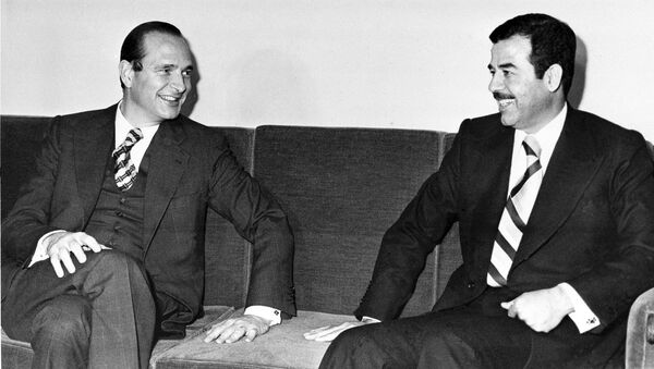 Žak Širak i Sadam Husein u Bagdadu 1974. godine - Sputnik Srbija